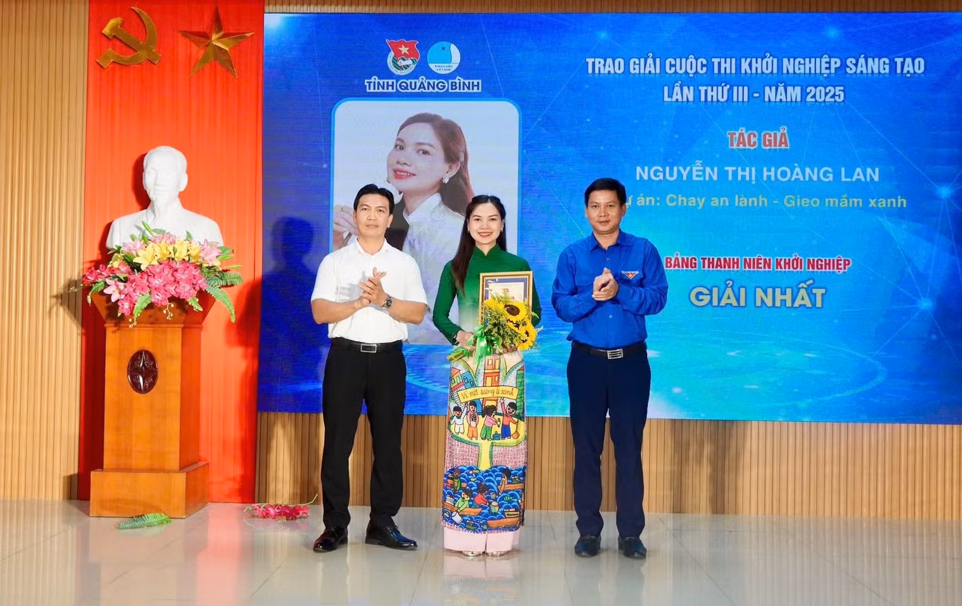 Trao giải nhất cho nhóm thanh niên khởi nghiệp.