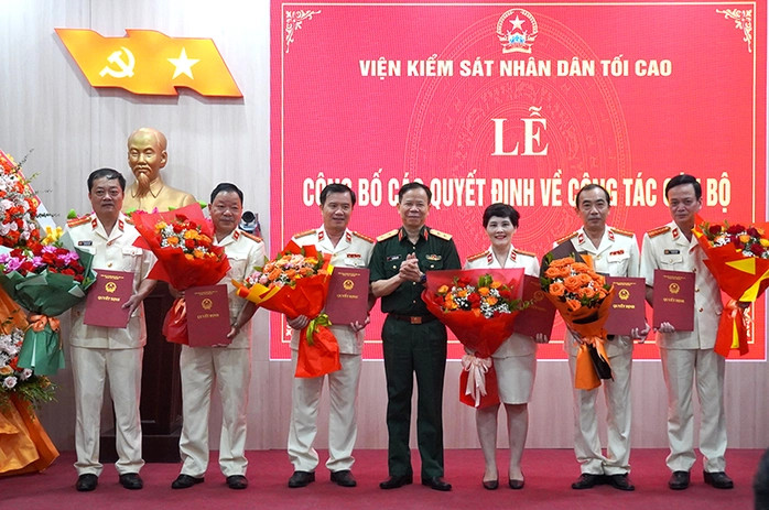 Các Phó Viện trưởng VKSND tỉnh Quảng Trị (mới) nhận quyết định. Các Phó Viện trưởng VKSND tỉnh Quảng Trị (mới) nhận quyết định.