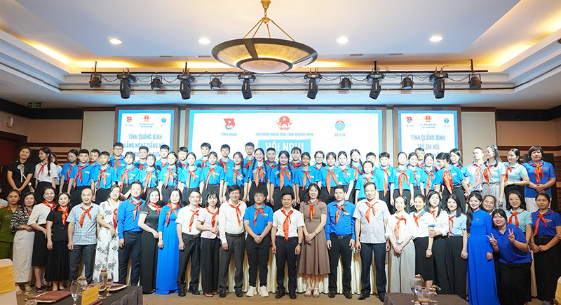 Đại biểu trẻ em chụp ảnh lưu niệm với lãnh đạo tỉnh Quảng Bình sau hội nghị.