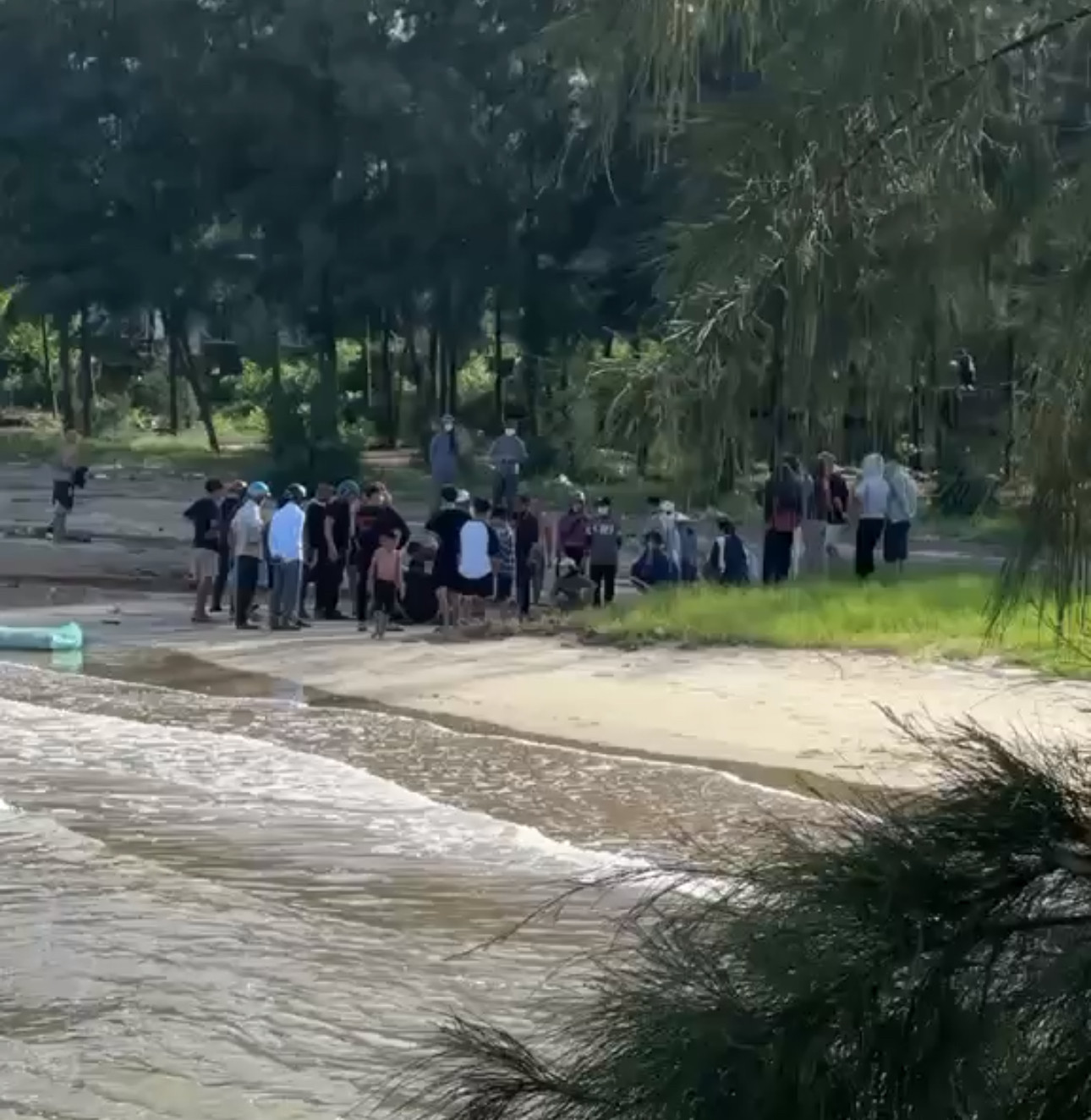 May mắn, cả 3 anh em được phát hiện và cấp cứu kịp thời. May mắn, cả 3 anh em được phát hiện và cấp cứu kịp thời.