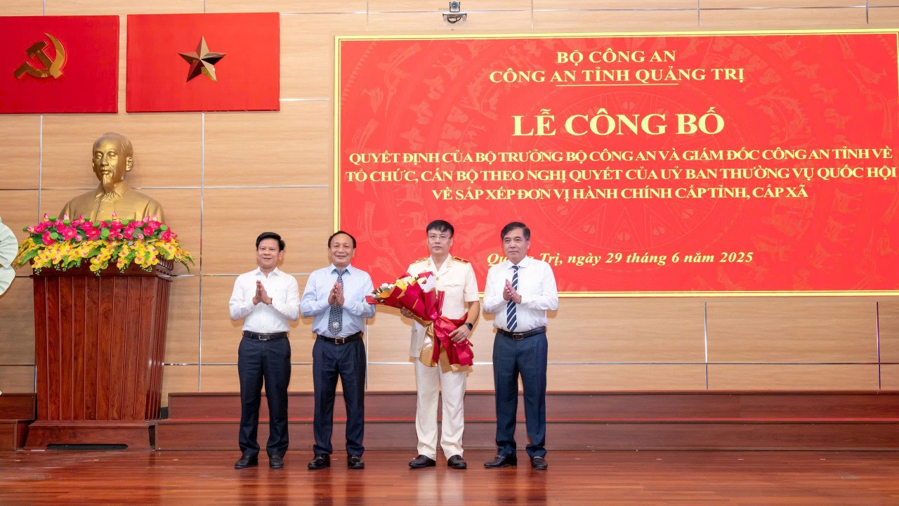 Lãnh đạo tỉnh Quảng Bình tặng hoa chúc mừng Thiếu tướng Nguyễn Thanh Liêm.