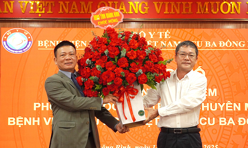 Lãnh đạo tỉnh Quảng Bình tặng hoa chúc mừng bác sỹ Nguyễn Kỳ Nhân.