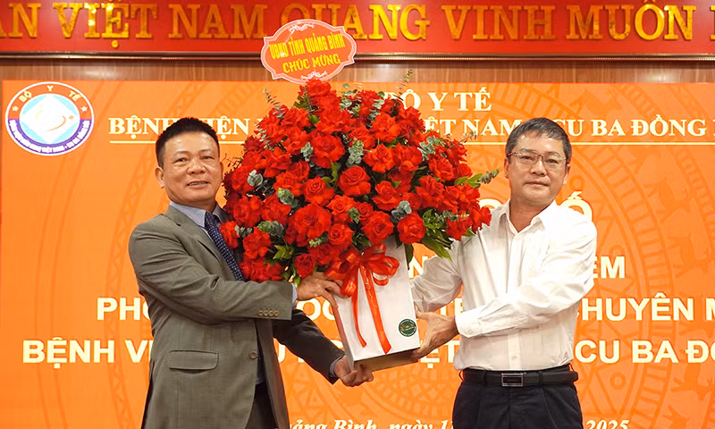 Lãnh đạo tỉnh Quảng Bình tặng hoa chúc mừng bác sỹ Nguyễn Kỳ Nhân. Lãnh đạo tỉnh Quảng Bình tặng hoa chúc mừng bác sỹ Nguyễn Kỳ Nhân.