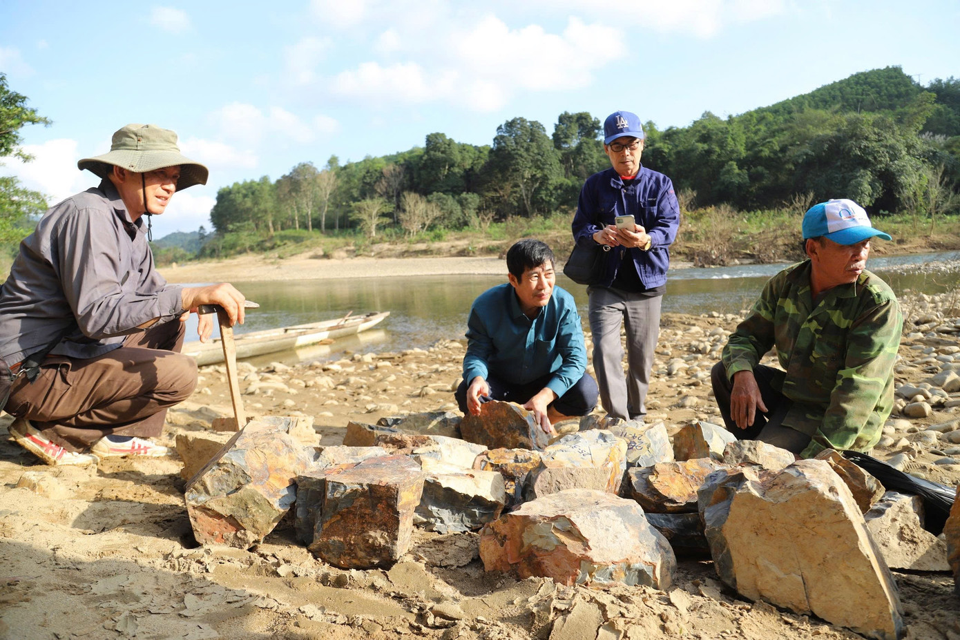 Việc khai thác ngọc bích để chế tác sản phẩm phục vụ du lịch được kỳ vọng làm thay đổi kinh tế của địa phương. Việc khai thác ngọc bích để chế tác sản phẩm phục vụ du lịch được kỳ vọng làm thay đổi kinh tế của địa phương.