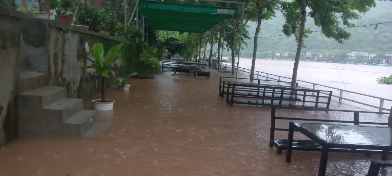 Thị trấn Kiến Giang và thị trấn Phong Nha đã chìm trong nước lũ. Thị trấn Kiến Giang và thị trấn Phong Nha đã chìm trong nước lũ.