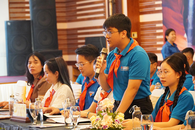 Đại diện trẻ em đặt câu hỏi với lãnh đạo tỉnh Quảng Bình.