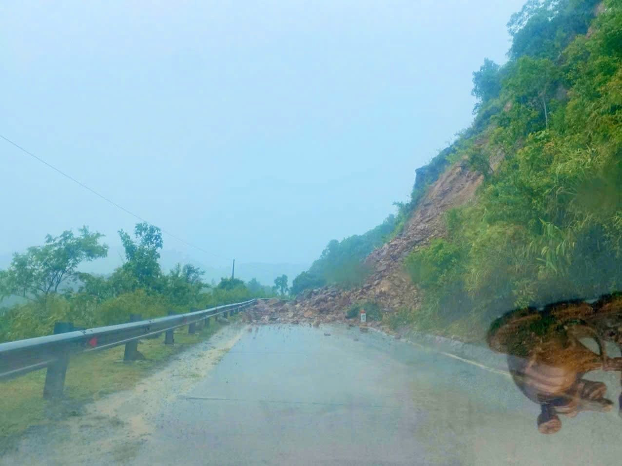 Sạt lở trên đường Hồ Chí Minh nhánh Tây. Sạt lở trên đường Hồ Chí Minh nhánh Tây.