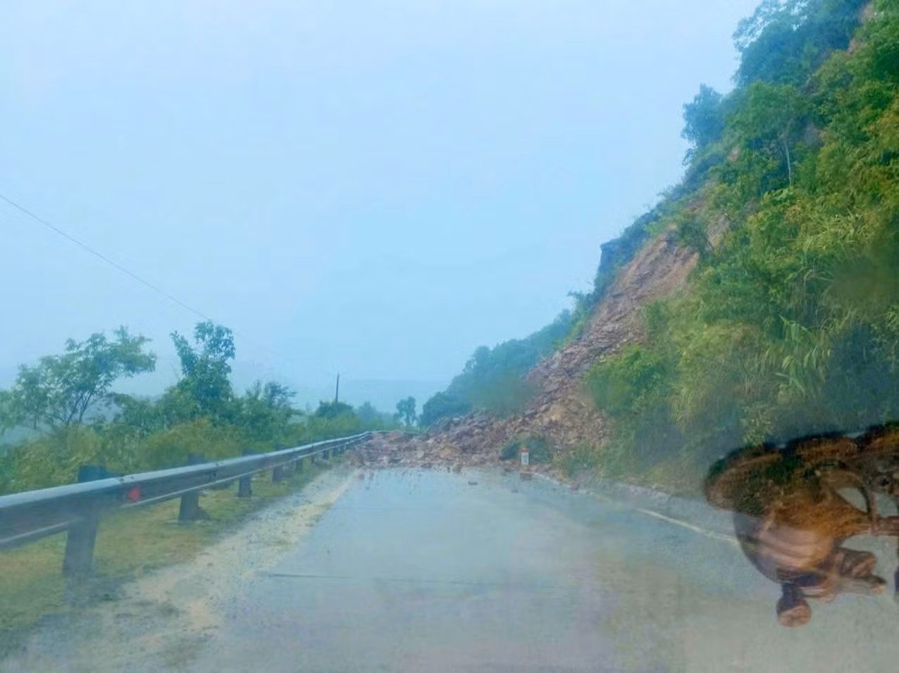 Sạt lở trên đường Hồ Chí Minh nhánh Tây.