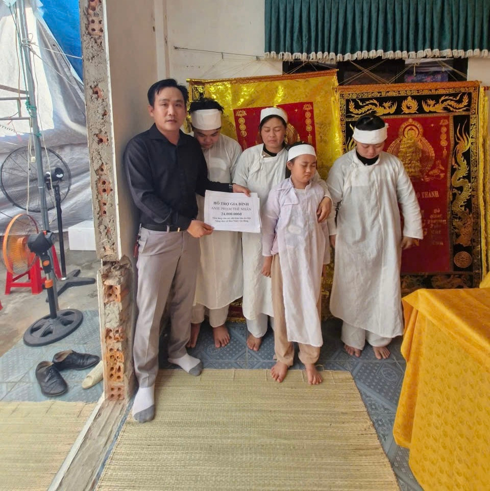 Hội Nông dân xã Bảo Ninh trao số tiền các nhà hảo tâm hỗ trợ cho gia đình chị Vui. Hội Nông dân xã Bảo Ninh trao số tiền các nhà hảo tâm hỗ trợ cho gia đình chị Vui.