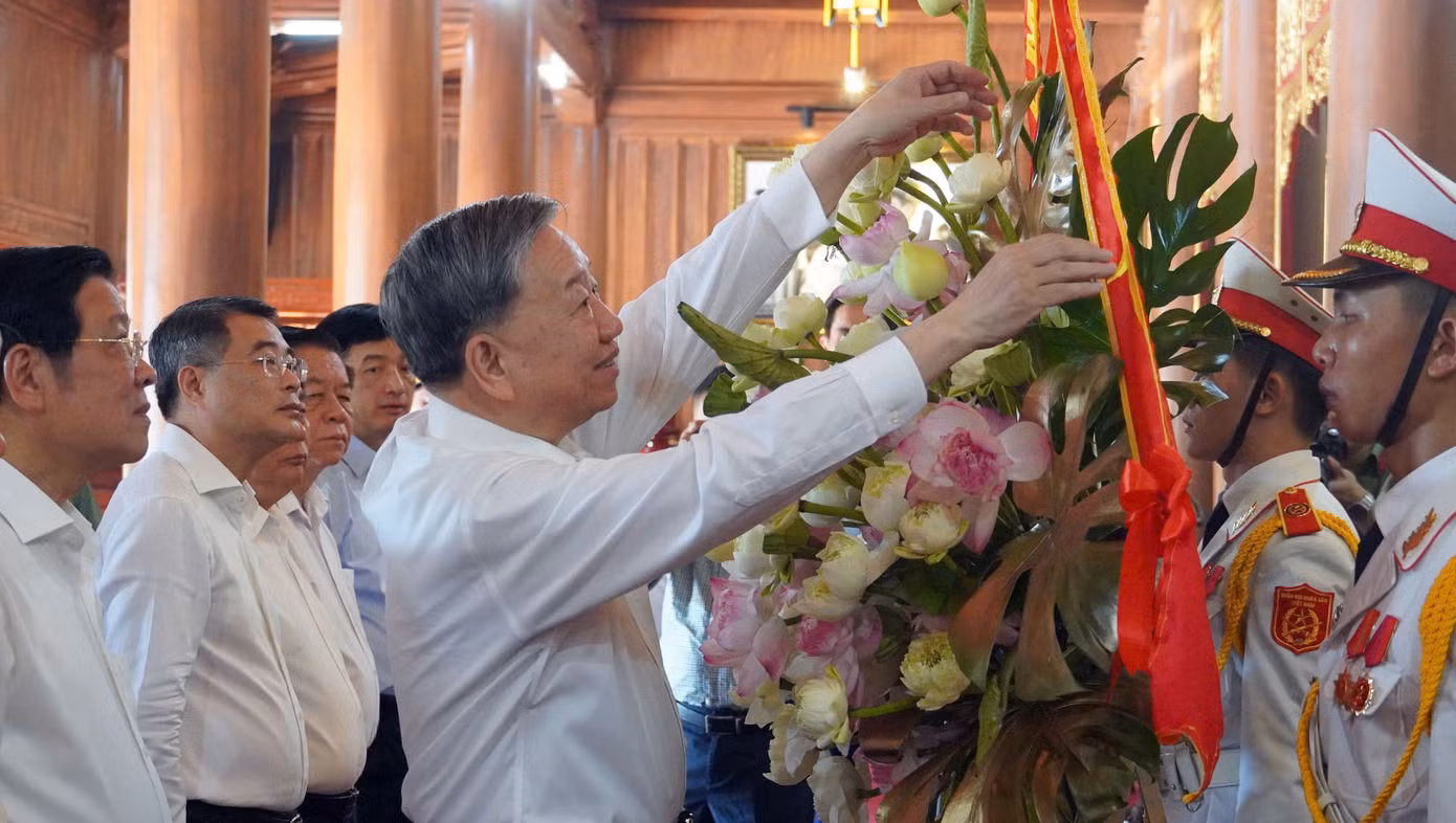Tổng Bí thư Tô Lâm chuẩn bị cho lễ dâng hoa tại Đền thờ Bác Hồ và các anh hùng liệt sỹ.