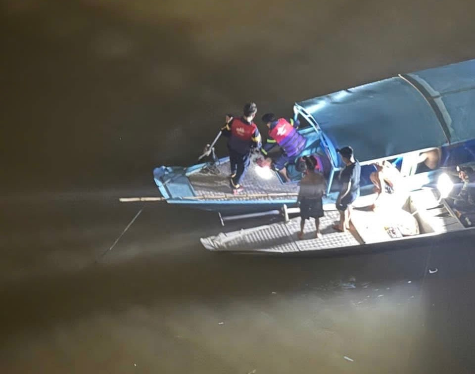 Đến sáng nay, ngày 2/6 lực lượng chức năng vẫn chưa tìm thấy nạn nhân.