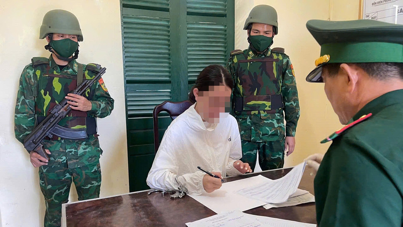 Hot girl Nguyễn Thị Ngọc L. bị đưa về trụ sở BĐBP để thẩm vấn.