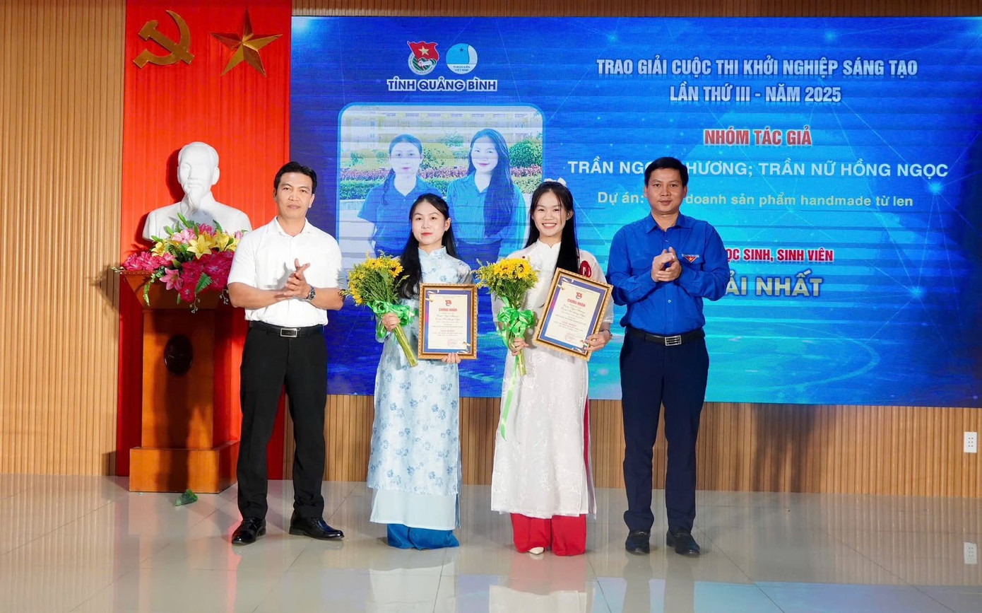 Trao giải nhất cho nhóm học sinh, sinh viên.