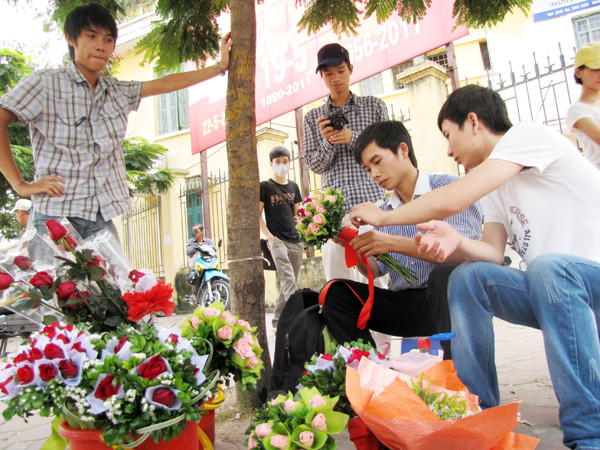 Dù toàn con trai nhưng Vinh - cựu sinh viên ĐH Kinh tế Quốc dân vẫn cùng mấy em khóa sau tranh thủ kinh doanh hoa tươi dịp đặc biệt này 