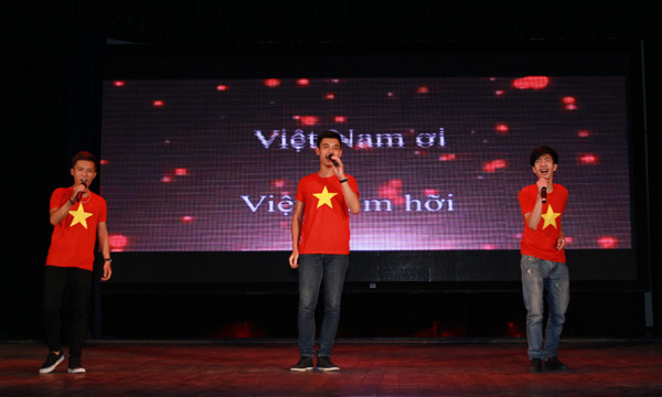 Ngoài ra, chương trình còn có một số sự tham gia của các bạn đoàn viên thanh niên. Họ đã mang đến những tiết mục văn nghệ sôi nổi