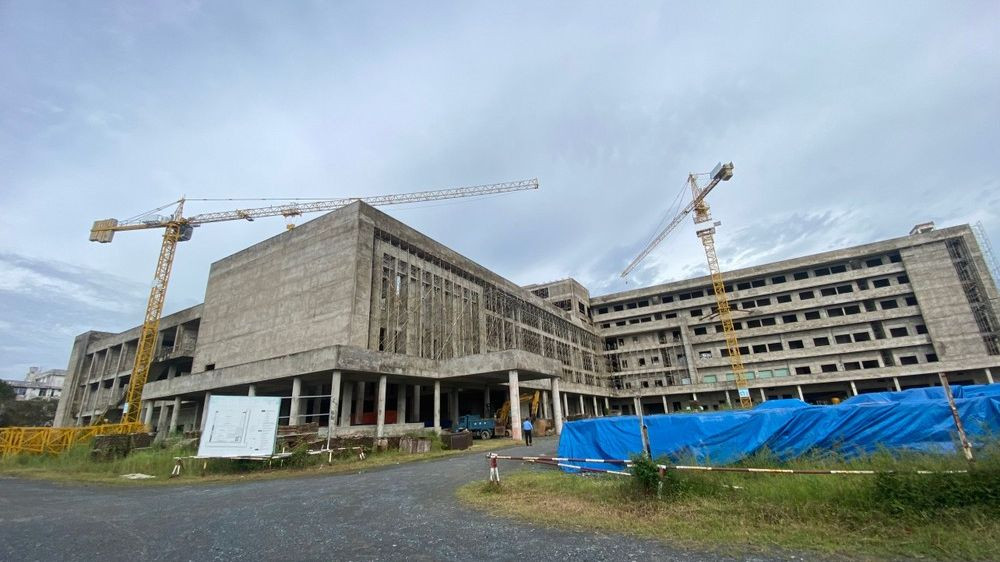 Bệnh viện Ung bướu Cần Thơ &quot;đắp chiếu&quot; sau nhiều năm thi công dở dang.