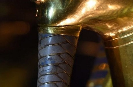 Bị khởi tố vì làm… 'gãy râu' Pha-ra-ông ảnh 6