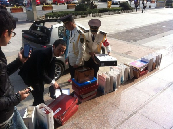 Nhân viên cửa hàng giày cùng dán giày lên ô tô cho khách hàng đặc biệt 