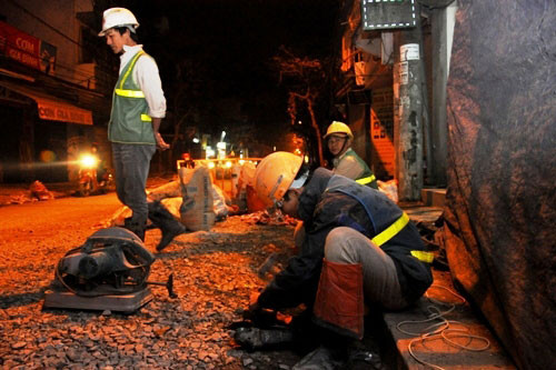 Nhóm công nhân miệt mài thi công trên đường Trương Định lúc 23 giờ đêm