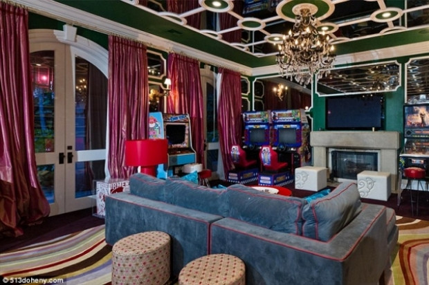 Phòng ngủ xa hoa va lộng lẫy Phòng chơi game hiện đại Phòng quần áo của Christina Aguilera Những phòng ngủ mang phong cách rất khác lạ Những chiếc đèn chùm lộng lẫy có mặt trong phòng tắm