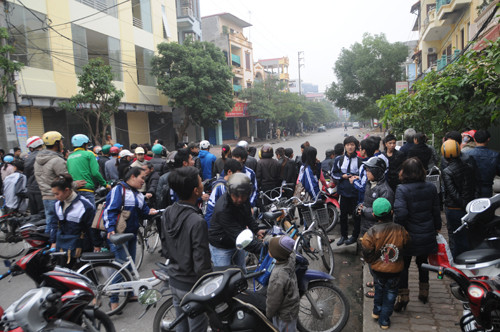 Đông đảo người dân đến xem sự việc