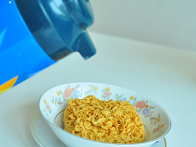 Người tiêu dùng nghi ngại khi sử dụng sản phẩm mỳ tôm không được khuyến cáo tác hại phẩm màu E102 Ảnh: Hồng Vĩnh