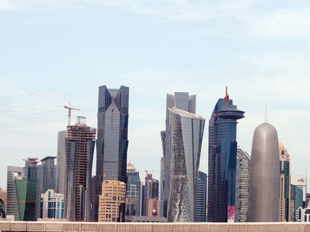 Doha là thủ đô của Qatar, nằm sát bờ biển, là trung tâm duy nhất của Qatar, chiếm tới 60% dân số cả nước. Các tòa nhà cao tầng được xây dựng ở khu riêng biệt, không làm ảnh hưởng đến kiến trúc Arập có từ xưa