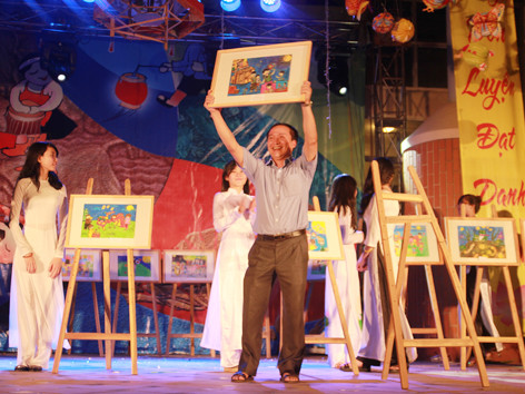 Phụ huynh Vũ Văn Dũng vui mừng khi trở thành chủ sở hữu bức tranh giành giải nhất