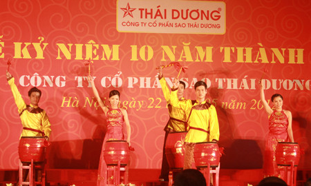 Nhiều tiết mục văn nghệ được các cán bộ nhân viên công ty dàn dựng thực hiện.