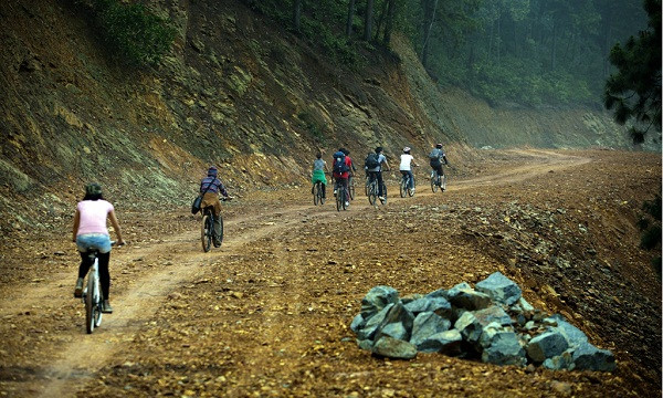 Du khách cũng có thể chinh phục Hàm Lợn bằng xe đạp. Ảnh: emong.org