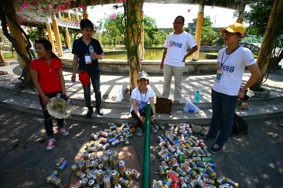 Cuộc thi Nghệ thuật sắp đặt có chủ đề “Kiến trúc xanh – Trái đất xanh – Thông điệp từ các KTS tương lai”. Vật liệu chủ đạo được cấp là 300… vỏ lon bia.
