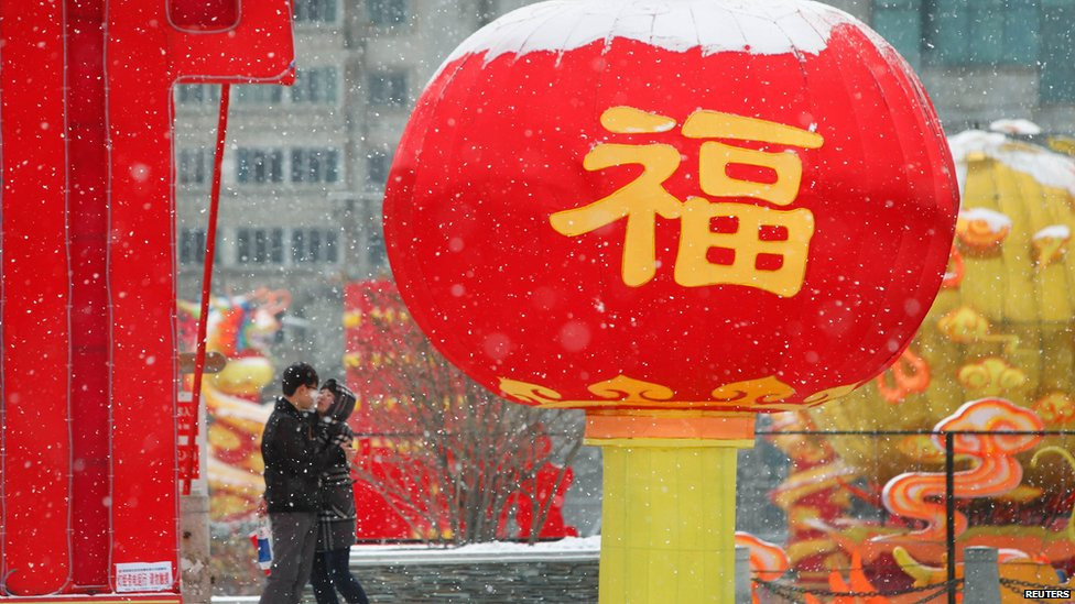 Đèn lồng đỏ có chữ “Phúc” đón năm mới tại Trung Quốc. Ảnh: BBC 