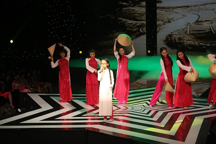 Mới đây, cô bé còn được Quang Lê tặng chiếc micro trị giá 200 triệu đồng để thu âm album mới