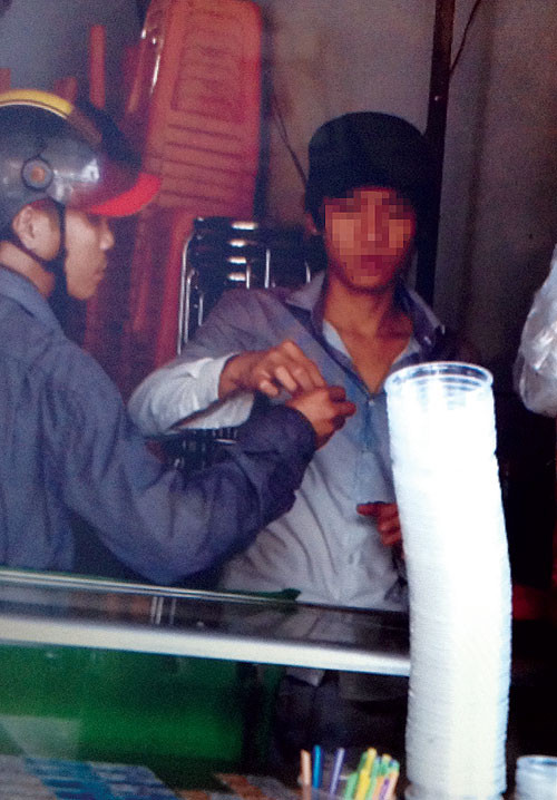 Người đàn ông tên Thanh đang giới thiệu rượu cho “chủ quán nhậu” - Ảnh: H.V. Người đàn ông tên Thanh đang giới thiệu rượu cho “chủ quán nhậu” - Ảnh: H.V