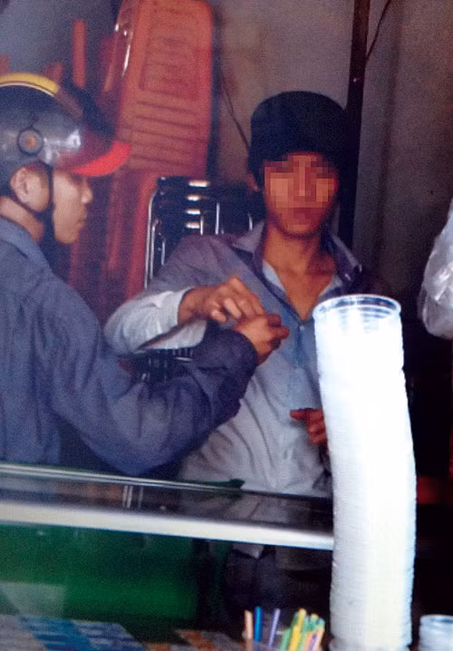 Người đàn ông tên Thanh đang giới thiệu rượu cho “chủ quán nhậu” - Ảnh: H.V