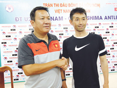 Cả HLV Hoàng Văn Phúc và trợ lý HLV Kashima Antlers, Ishii Masatada, đều quyết giành phần thắng. Ảnh: VSI