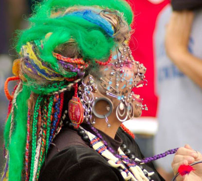 Cô Elaine Jackson với 7.000 chiếc vòng trên người