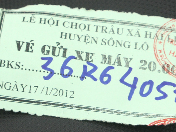 Giá vé gửi xe ngất ngưởng 20.000 đồng/xe máy