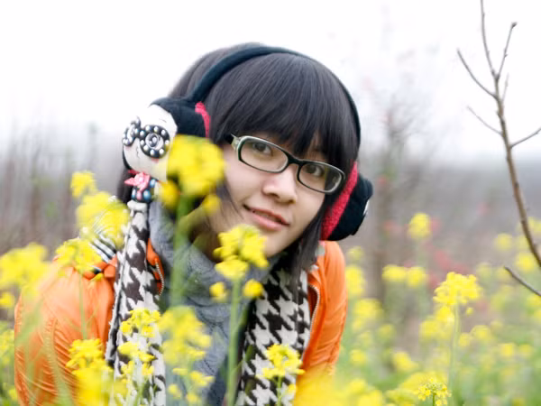 Các bạn trẻ hào hứng với ruộng hoa Quảng Bá