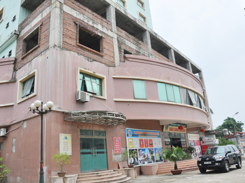 Trụ sở cũ của Tập đoàn Y dược Bảo Long nằm ở số 10 Cổ Đông, thị xã Sơn Tây, Hà Nội