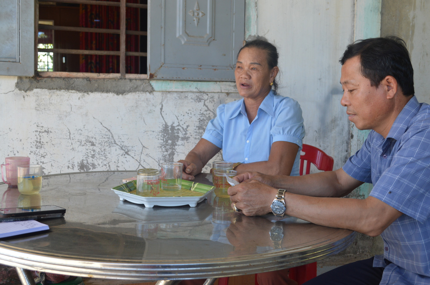 Bà Nguyễn Thị Hạnh, thôn Thái Lai, xã Vĩnh Thái, huyện Vĩnh Linh, tỉnh Quảng Trị kể lại chuyện bị đối tượng lừa đảo dẫn dắt, thao túng tâm lý để chuyển tiền trên mạng xã hội (Ảnh minh họa).