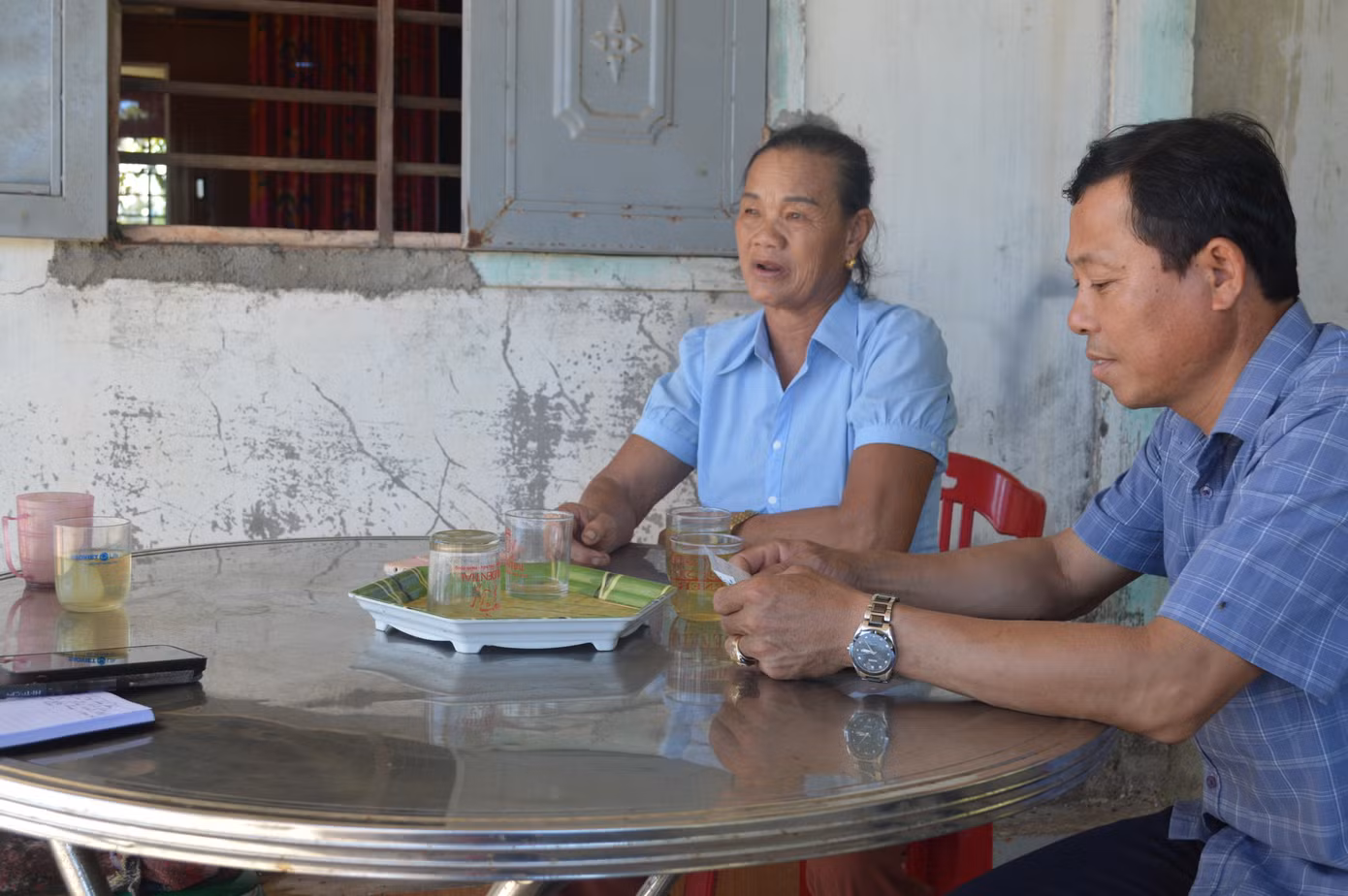 Bà Nguyễn Thị Hạnh, thôn Thái Lai, xã Vĩnh Thái, huyện Vĩnh Linh, tỉnh Quảng Trị kể lại chuyện bị đối tượng lừa đảo dẫn dắt, thao túng tâm lý để chuyển tiền trên mạng xã hội (Ảnh minh họa). Bà Nguyễn Thị Hạnh, thôn Thái Lai, xã Vĩnh Thái, huyện Vĩnh Linh, tỉnh Quảng Trị kể lại chuyện bị đối tượng lừa đảo dẫn dắt, thao túng tâm lý để chuyển tiền trên mạng xã hội (Ảnh minh họa).