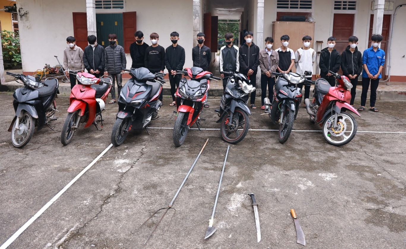 Nhóm thanh thiếu niên lái xe máy, mang theo dao phóng lợn trên đường phố lúc nửa đêm. Ảnh: CA Nhóm thanh thiếu niên lái xe máy, mang theo dao phóng lợn trên đường phố lúc nửa đêm. Ảnh: CA