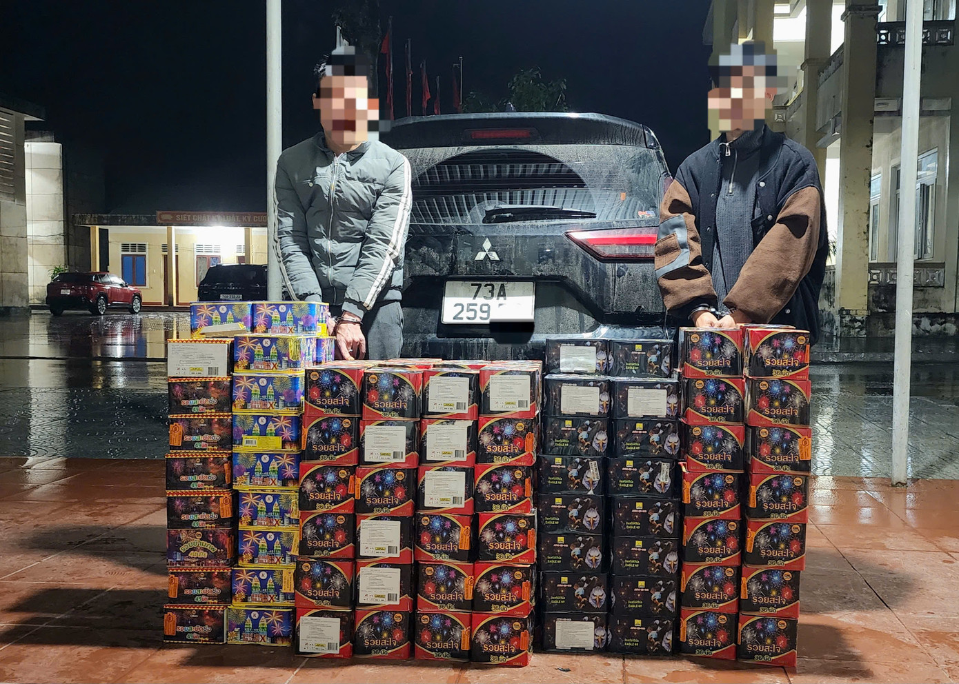 Hai đối tượng Cao Vĩnh Đ. và Cao Hoàng V. cùng tang vật hàng cấm pháo hoa nổ. Ảnh: CA