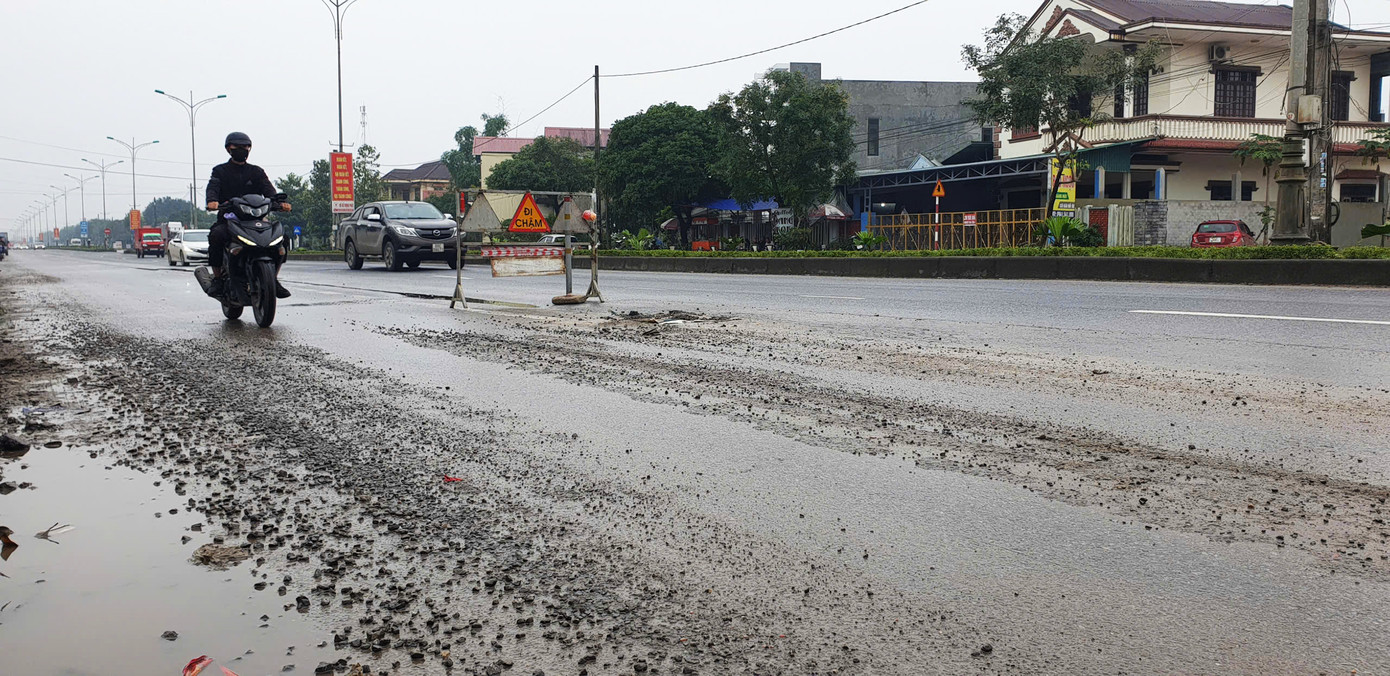 Một điểm hư hỏng trên Quốc lộ 1 đoạn đi qua huyện Triệu Phong.