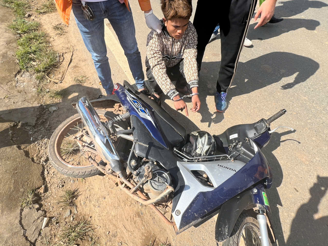 Đối tượng Hồ Vay vận chuyển ma túy bị lực lượng chức bắt giữ. Ảnh: CA