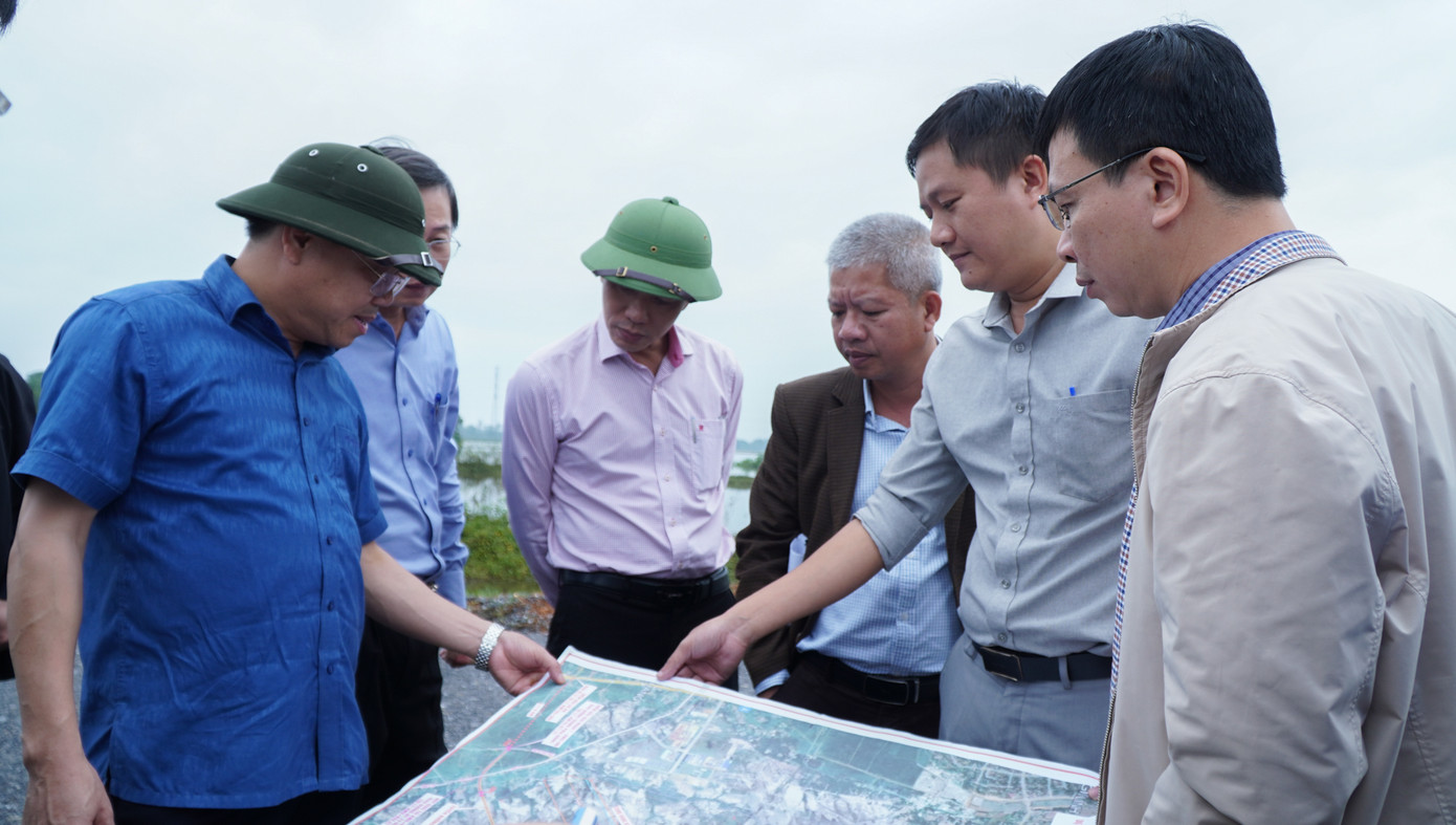 Phó Chủ tịch UBND tỉnh Quảng Trị Lê Đức Tiến (ngoài cùng, bên trái) kiểm tra dự án tuyến đường kết nối Cảng hàng không Quảng Trị với quốc lộ 1, đoạn qua xã Gio Quang, huyện Gio Linh