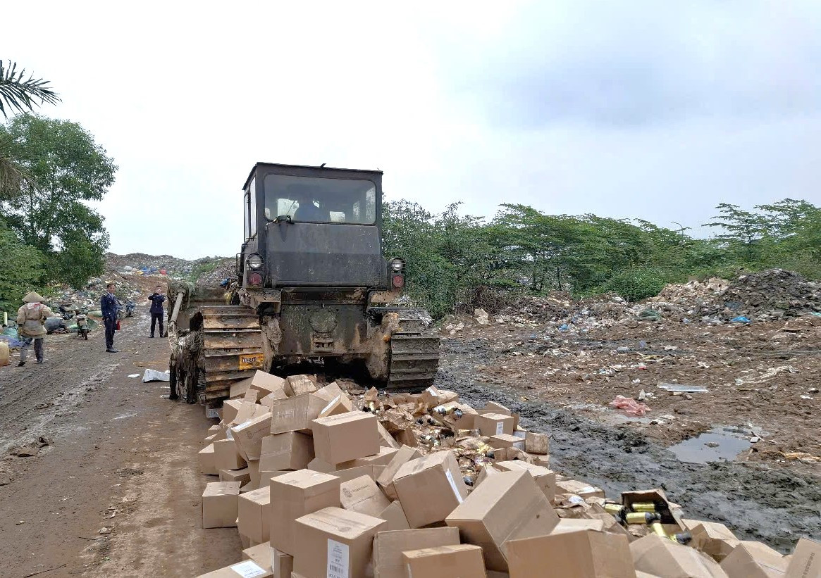 Tiêu hủy số lượng lớn các mặt hàng không rõ nguồn gốc xuất xứ, không đủ điều kiện lưu thông. Tiêu hủy số lượng lớn các mặt hàng không rõ nguồn gốc xuất xứ, không đủ điều kiện lưu thông.