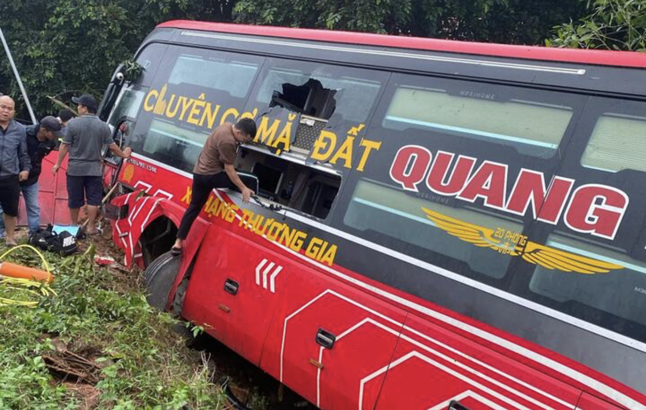 Lực lượng chức năng và người dân phải đập bể kính để đưa các hành khách trên xe ra ngoài Lực lượng chức năng phá kính cứu người mắc kẹt trong xe ra ngoài.