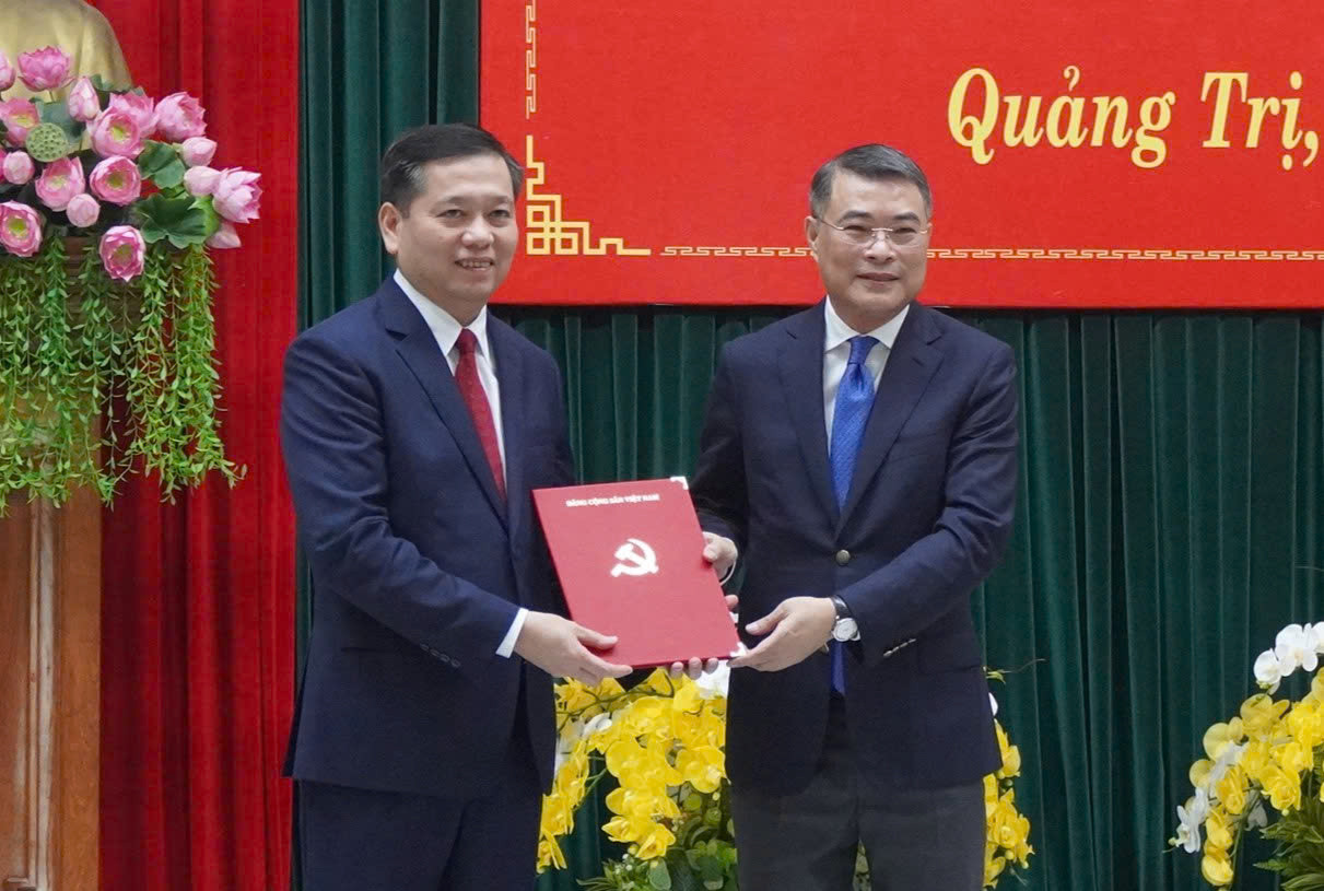 Ủy viên Bộ Chính trị, Bí thư Trung ương Đảng, Trưởng Ban Tổ chức Trung ương Lê Minh Hưng trao quyết định của Bộ Chính trị điều động, bổ nhiệm ông Nguyễn Long Hải làm Bí thư Tỉnh ủy Quảng Trị.